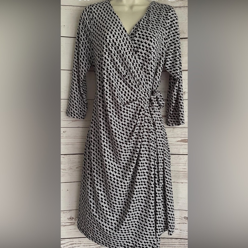 ⭐️ 3/$20 Pea in the pod Black and White printed maternity Wrap Dress size small